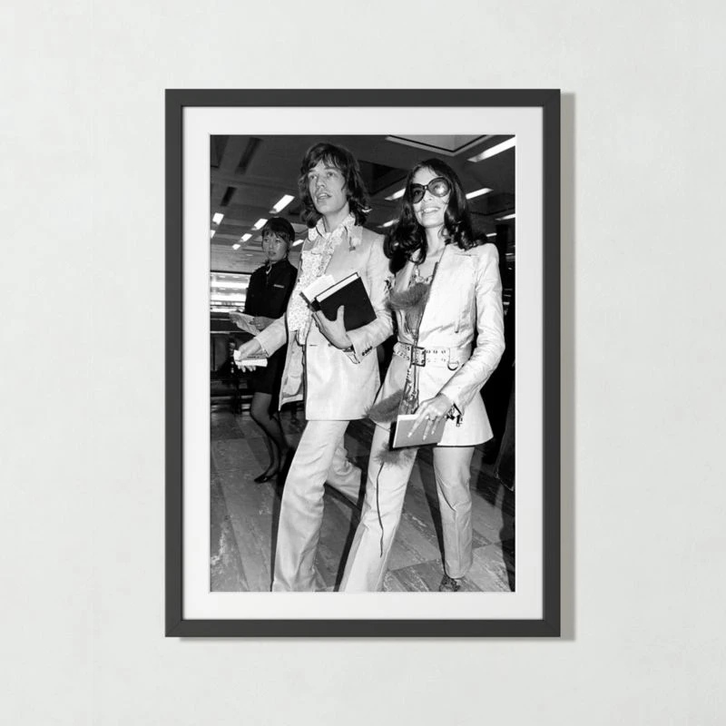 'Mick And Bianca At The London Airport, 1970' Photographic Print In Black Frame 17.5"x21.5" 4 'Mick And Bianca At The London Airport, 1970' Photographic Print In Black Frame 17.5"x21.5" - Image 2